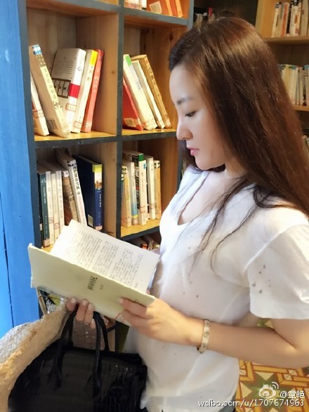 央视女主播章艳晒健身照