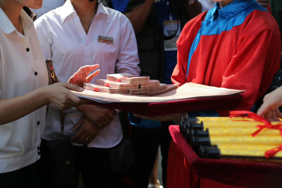 山西晋城高考状元骑马游街扎堆领奖金