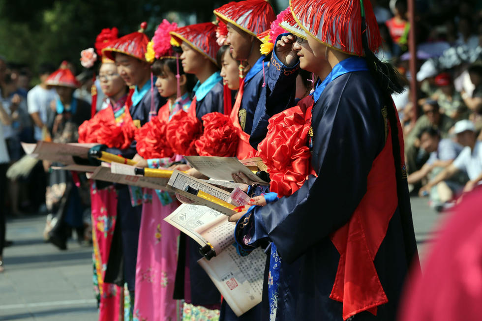 山西晋城高考状元骑马游街扎堆领奖金