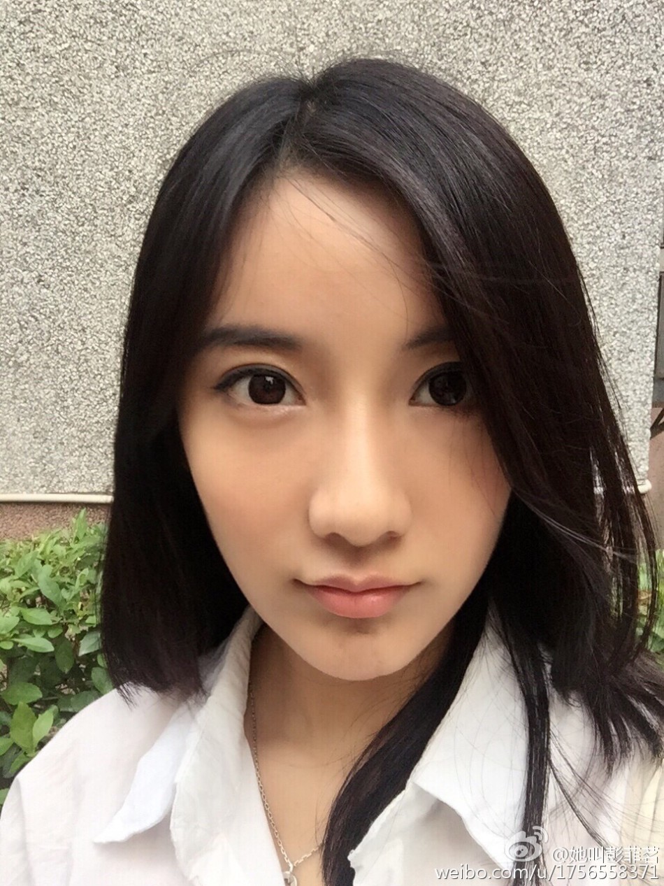 清华校花彭菲茗变身车模 尽显女神气质