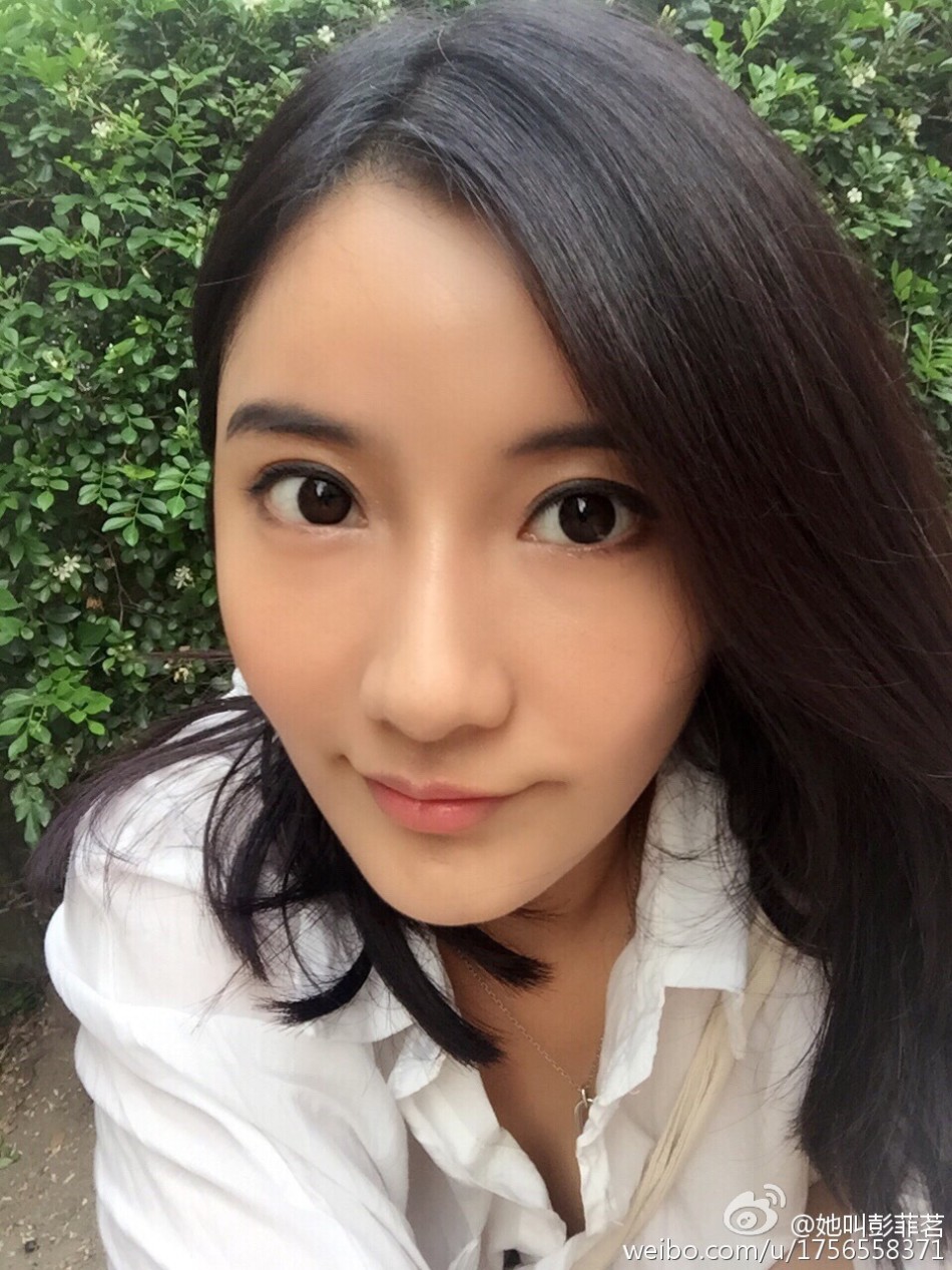 清华校花彭菲茗变身车模 尽显女神气质