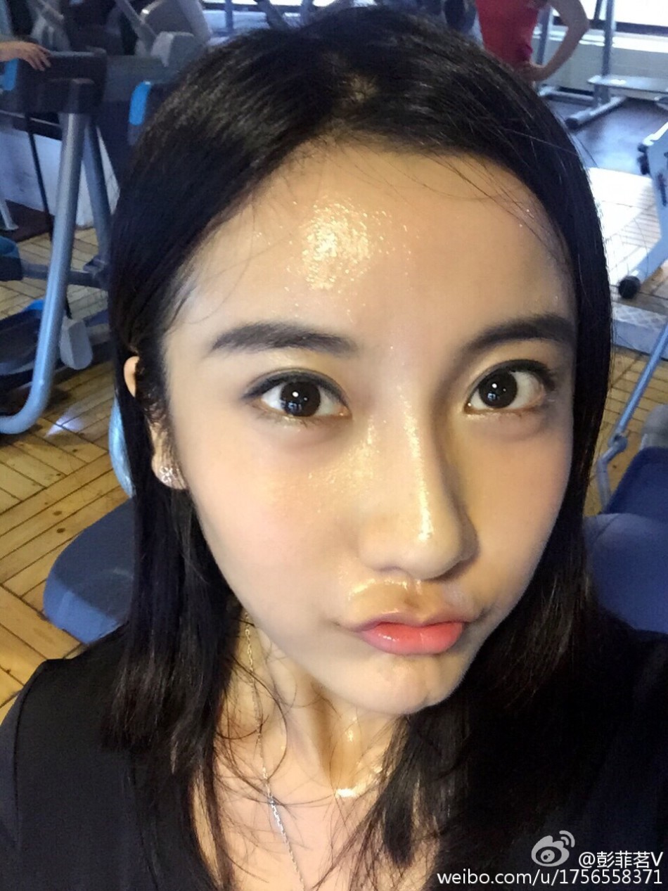 清华校花彭菲茗变身车模 尽显女神气质