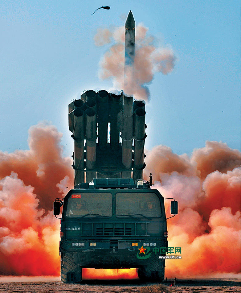 解放军多种主战武器出膛瞬间