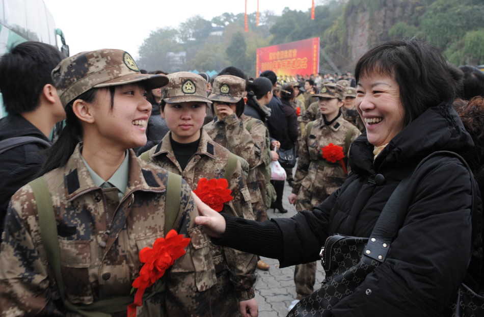 驻澳部队女兵驾摩托车突破火障