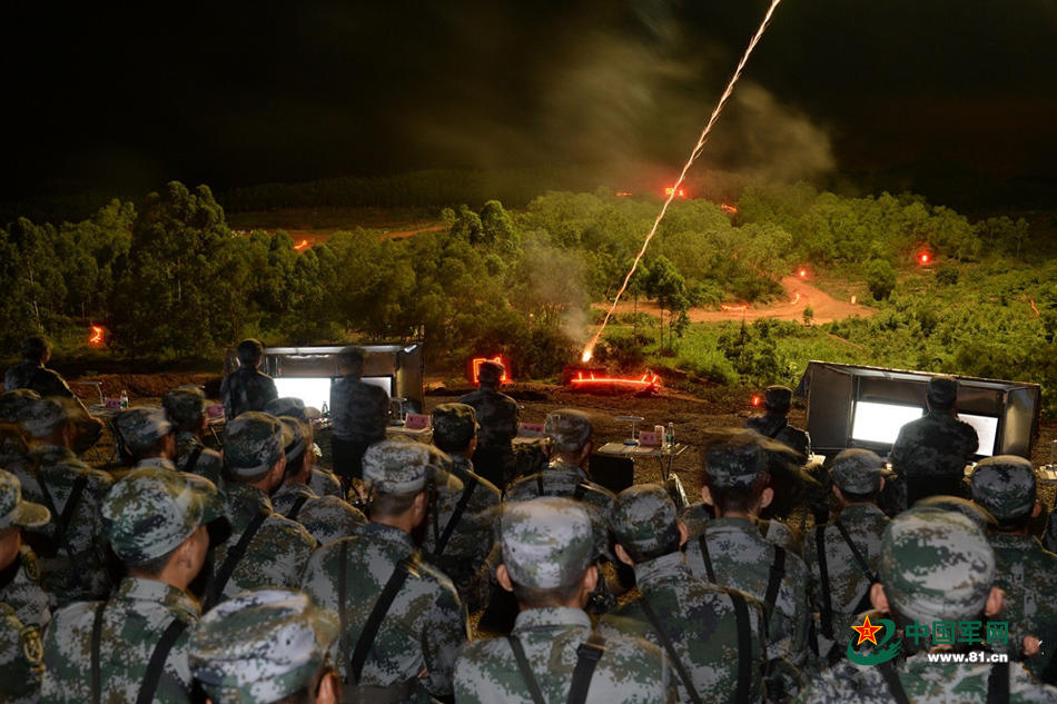 图为陆军第42集团军进行"合成营山地进攻战斗"实弹战术演练.