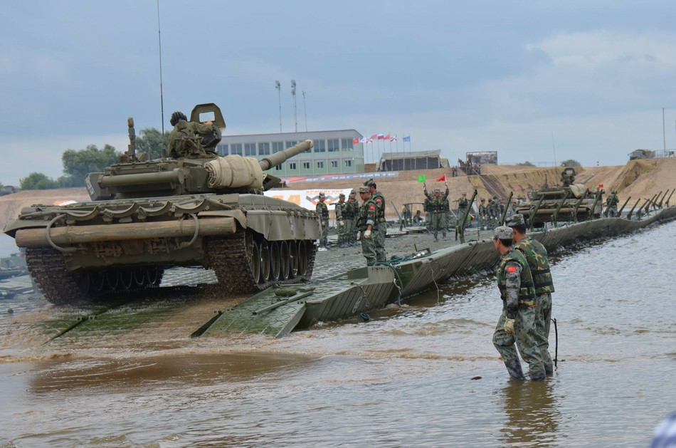 解放军舟桥部队在俄参赛画面