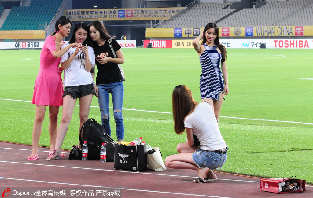 喷血 美女球迷比基尼横幅助威国足 跪求爆射