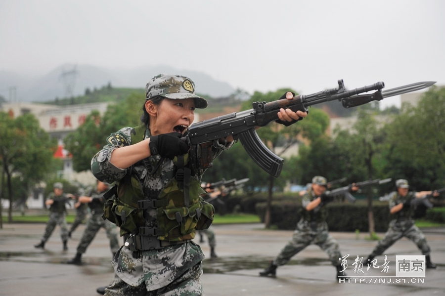中国守岛女民兵训练场面如大片