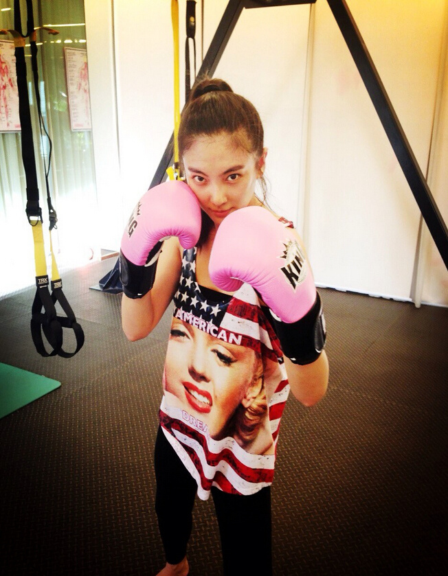 张雨绮性感运动照曝光上演粉色拳击暴力