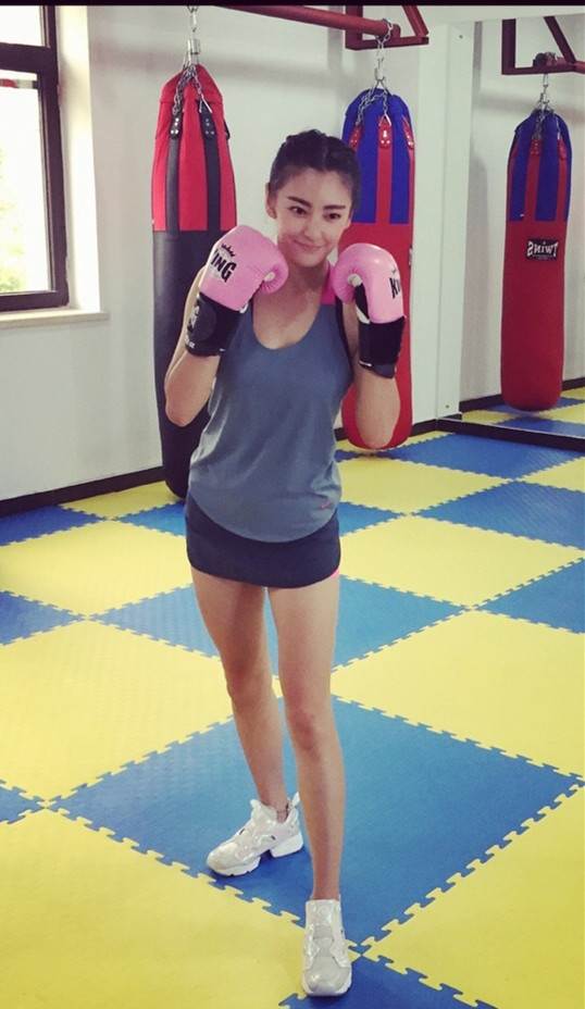 张雨绮性感运动照曝光上演粉色拳击暴力