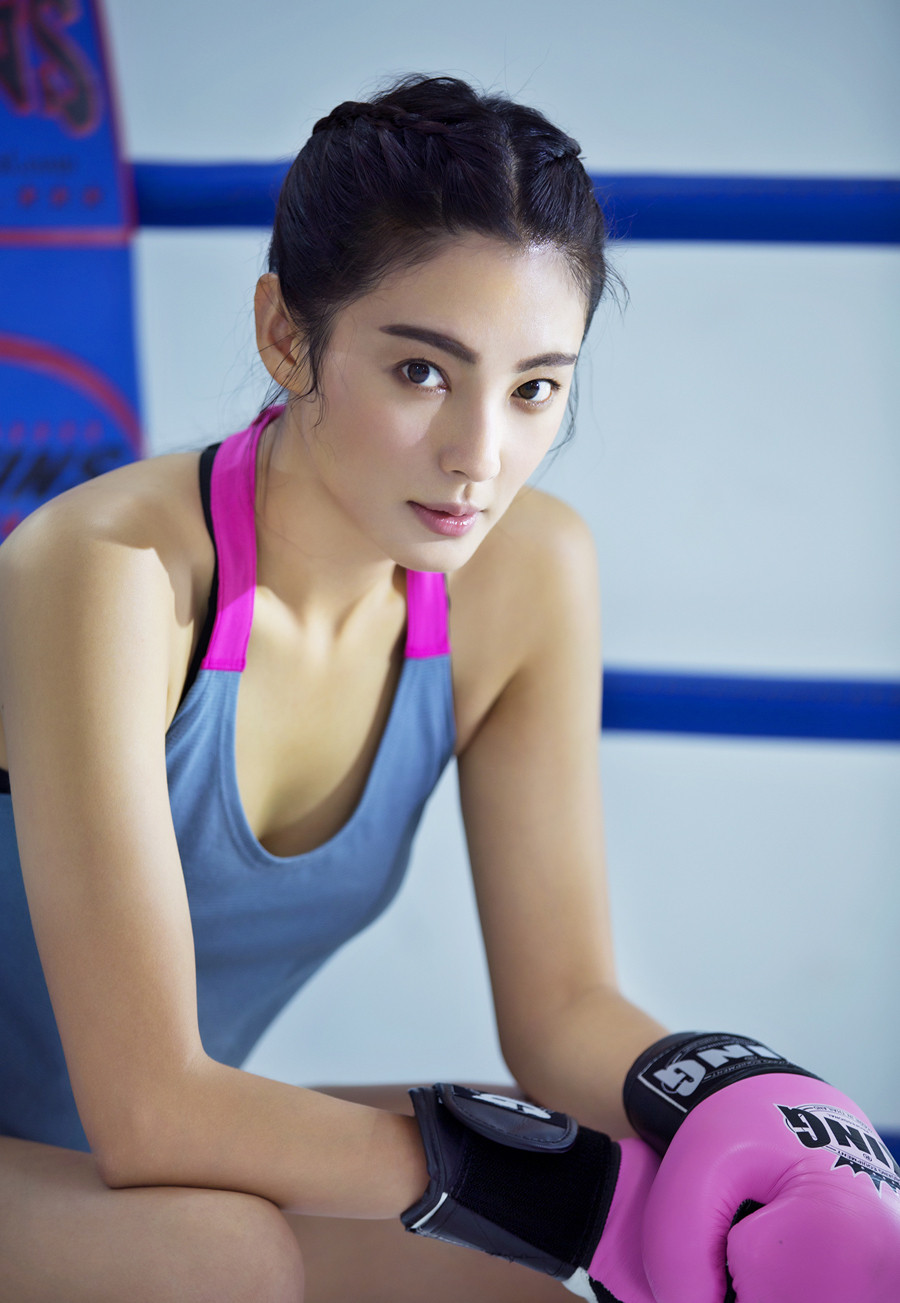 张雨绮性感运动照曝光上演粉色拳击暴力