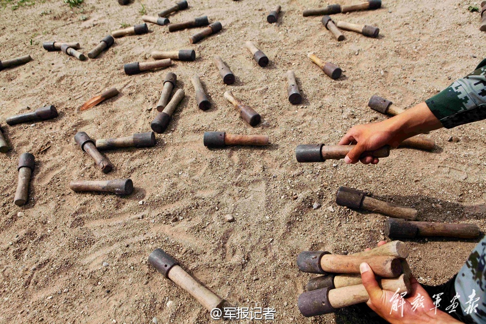 解放军侦察连日投上万枚手榴弹