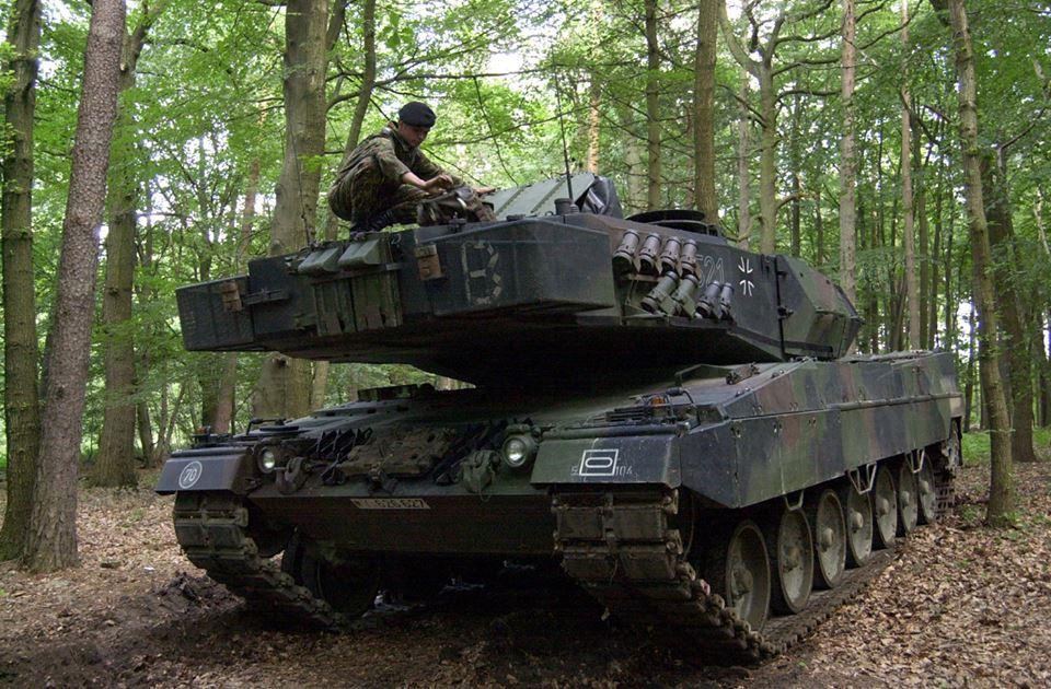 树林里蕴藏杀机德军豹2潜伏