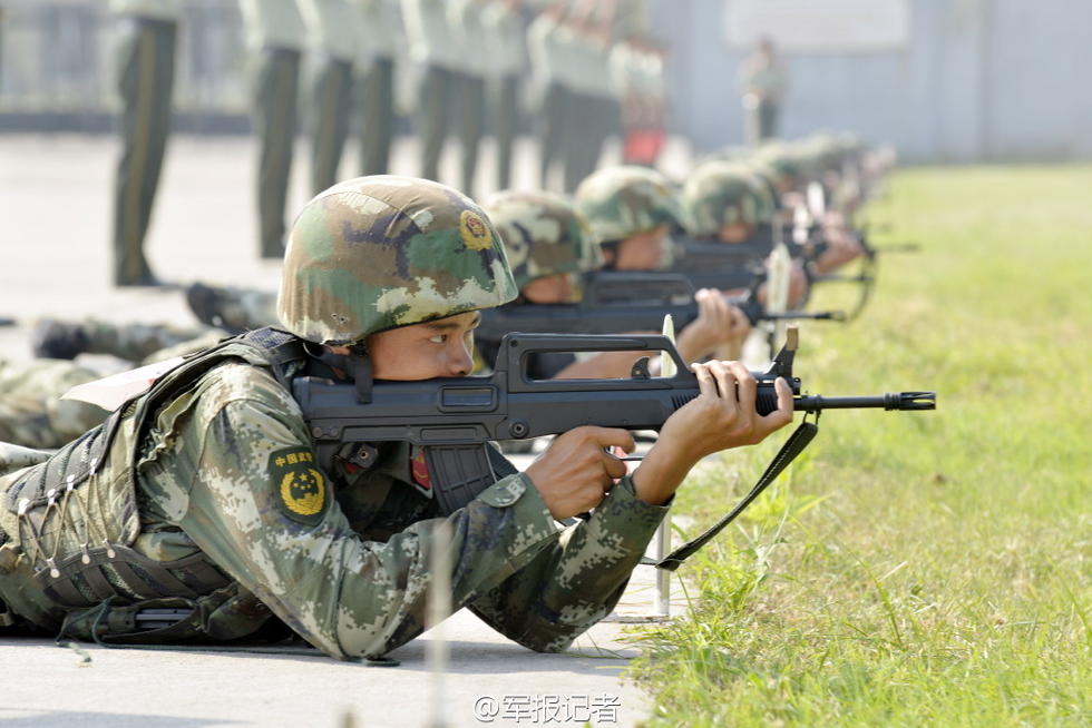 三伏烈日下武警操作高精尖大狙