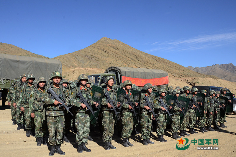 驻藏武警扮恐怖分子对抗训练