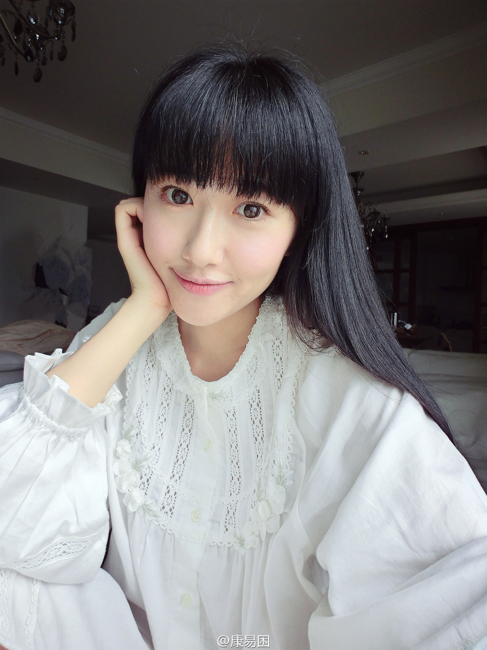 人大校花康逸琨自诩永远18岁或成国内最高学历车模