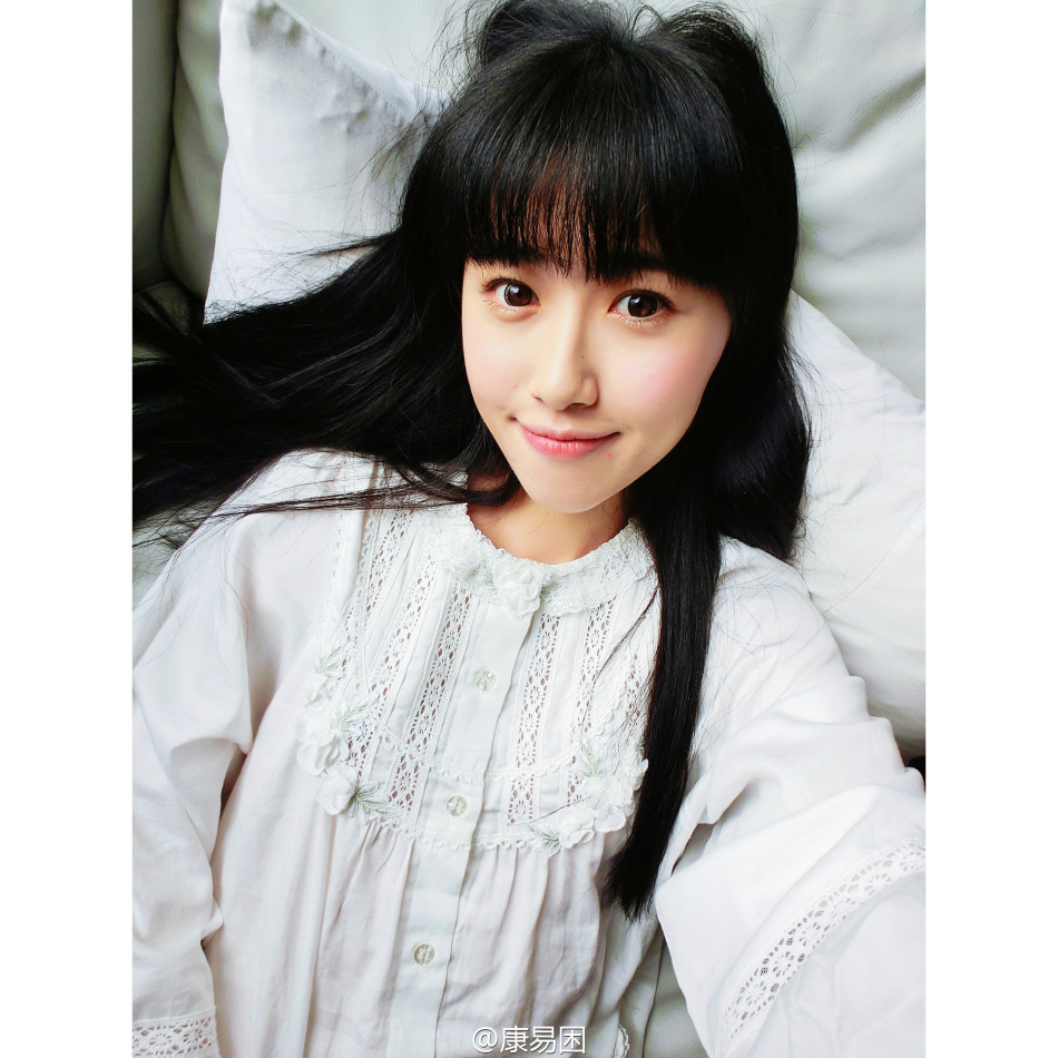 人大校花康逸琨自诩永远18岁或成国内最高学历车模