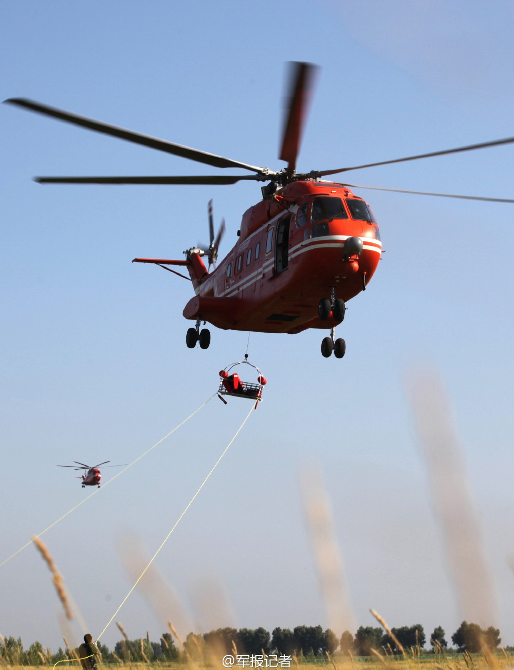 森警部队新型直升机成群出动