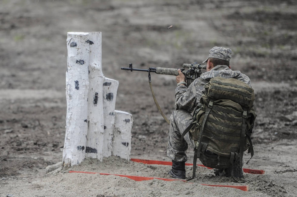 圖為外軍士兵手持狙擊步槍精準射擊.