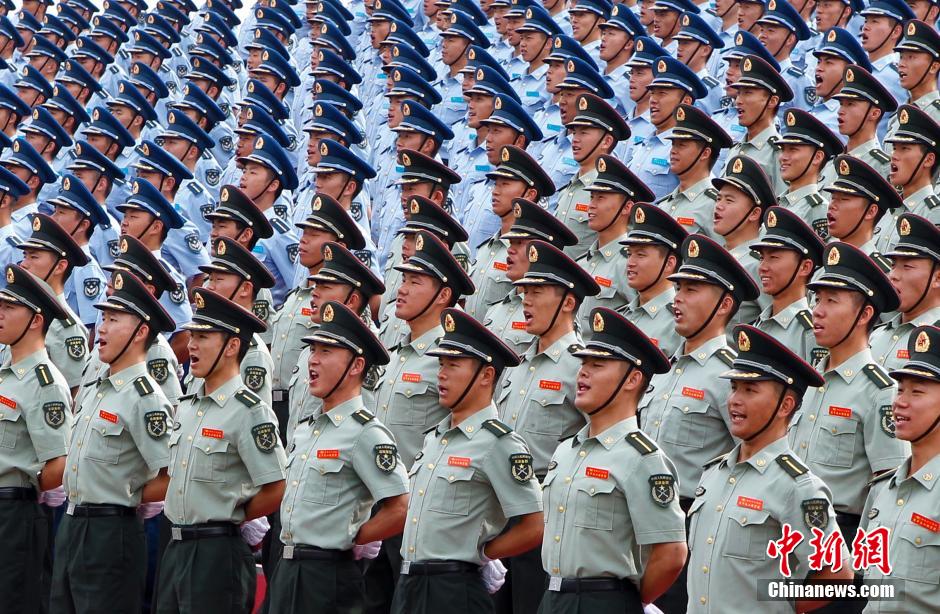 阅兵基地女兵持枪排练英姿飒爽