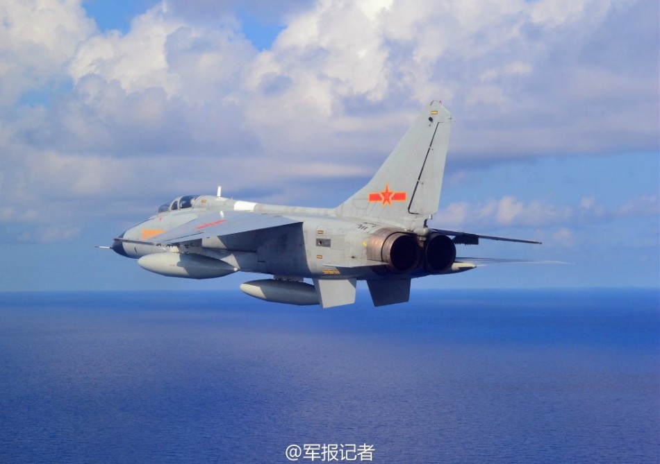 解放军飞豹战机巡航岛屿猛照