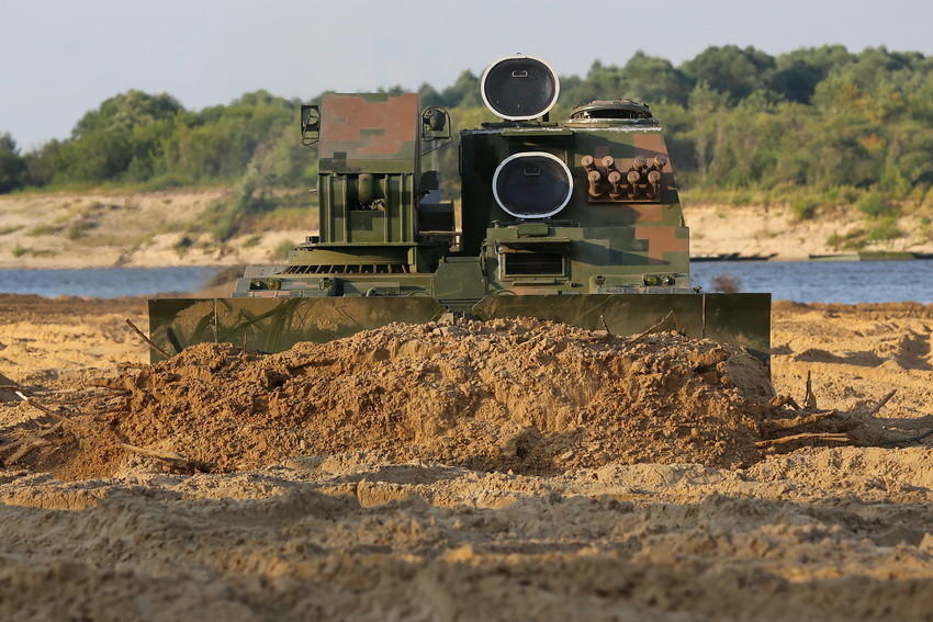 解放军变形金刚在俄发威