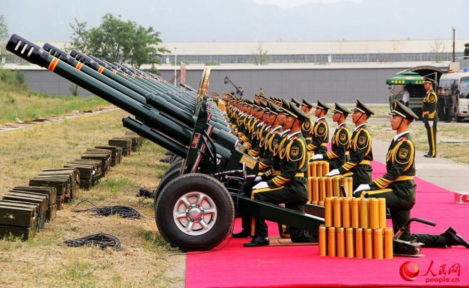 抗战阅兵礼炮兵个个威武潇洒
