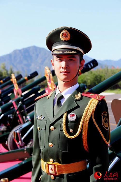 抗战阅兵礼炮兵个个威武潇洒