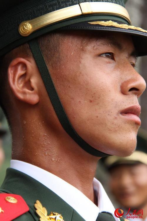 抗战阅兵礼炮兵个个威武潇洒