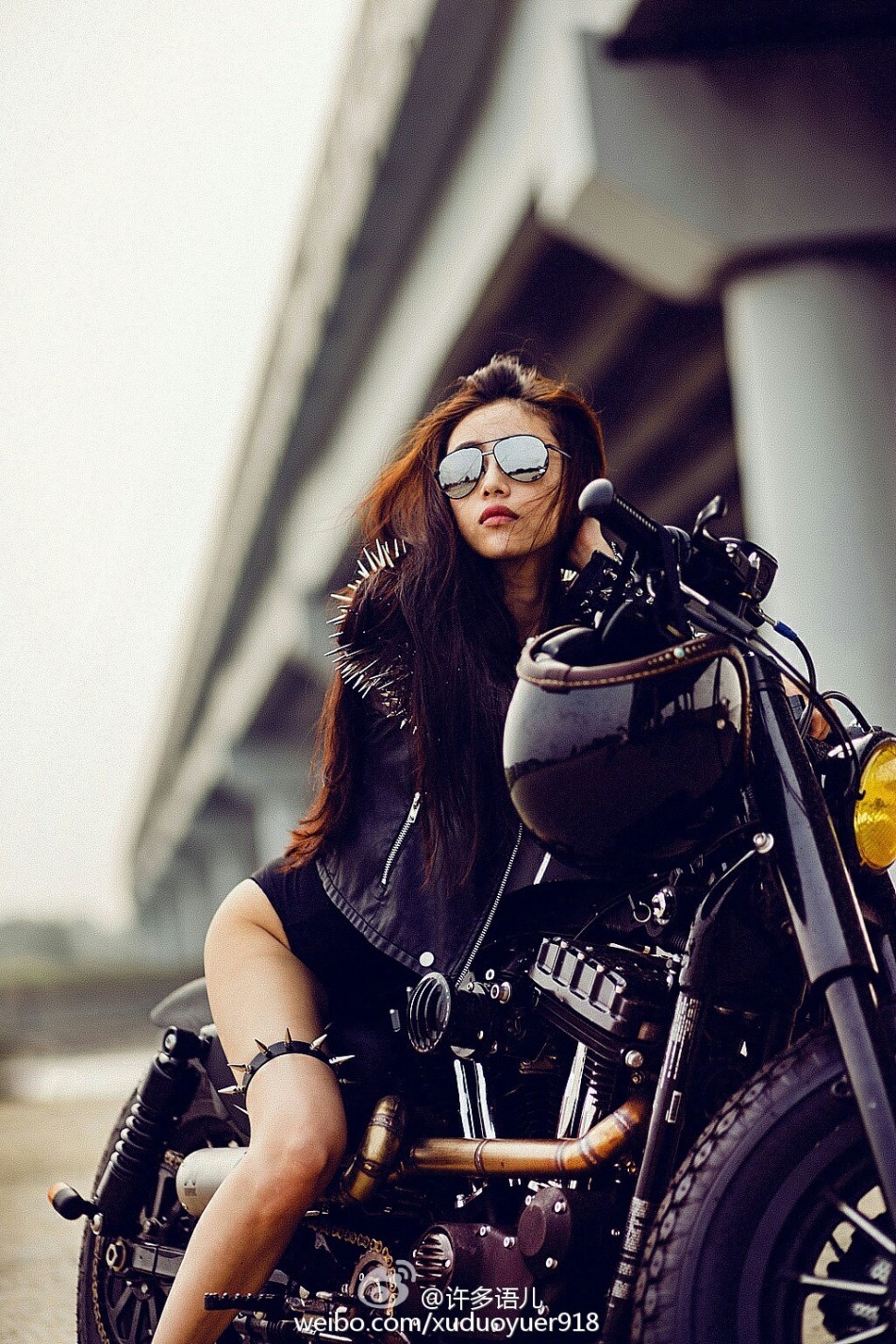 大连女神老师变狂野机车女郎霸气外露