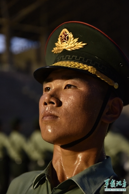 汗水从正在训练中的方队成员手中的枪上滑下.