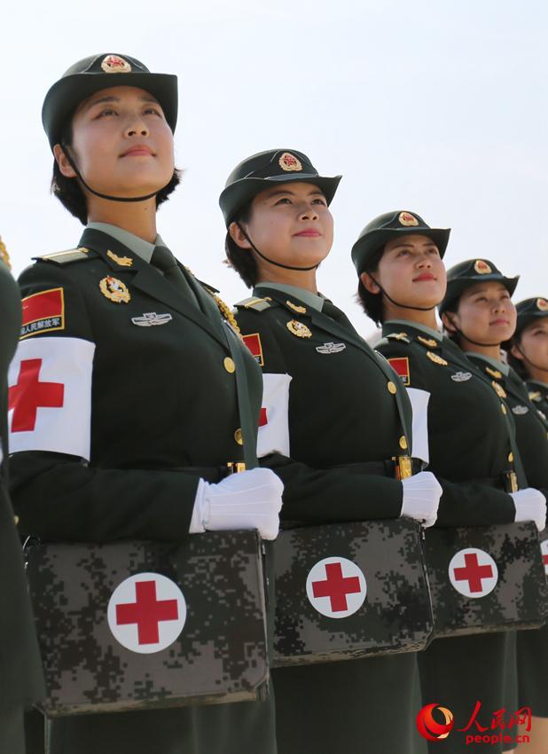 医疗方队高颜值女兵冒酷暑训练