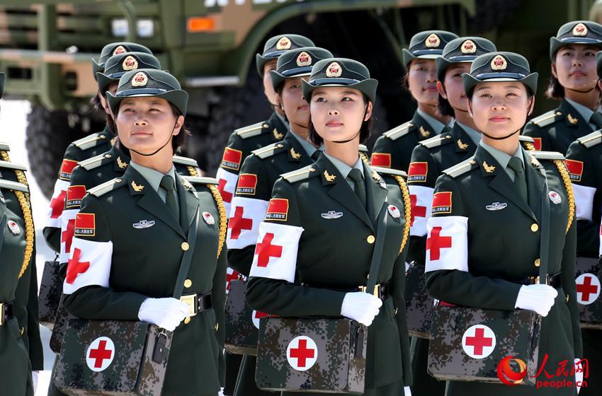 医疗方队高颜值女兵冒酷暑训练