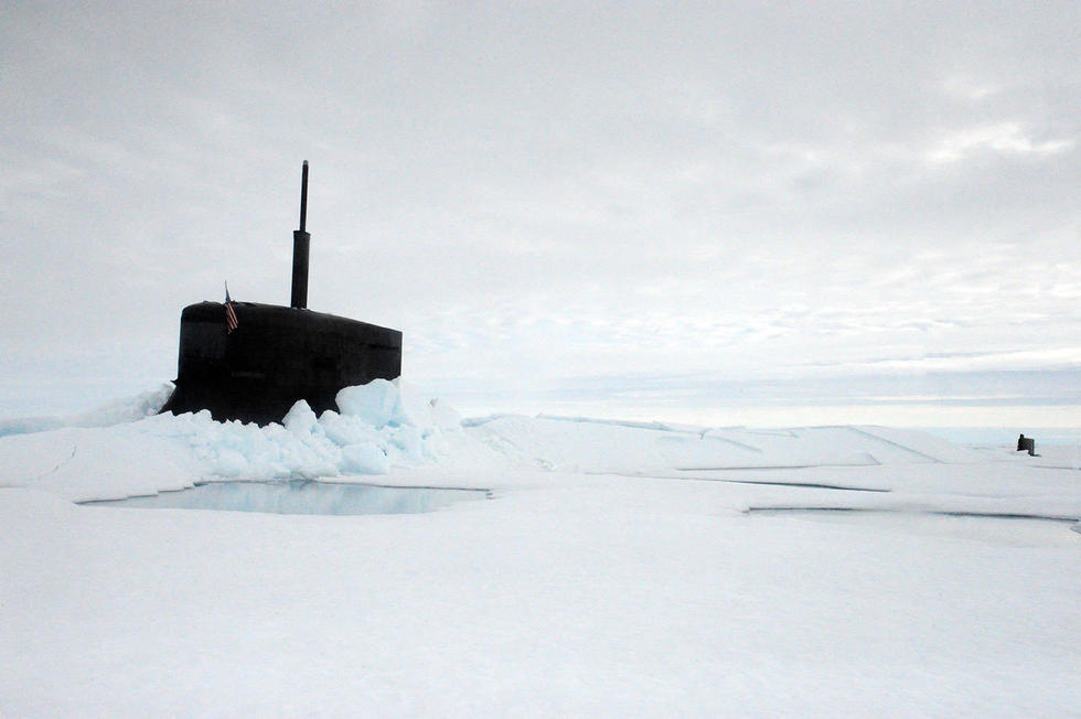 美国海军核潜艇北极破冰而出