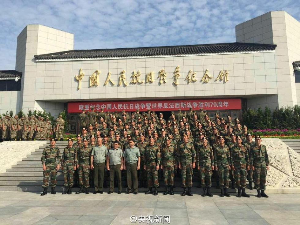 来华受阅外军官兵在中国人民抗日战争纪念馆合影.