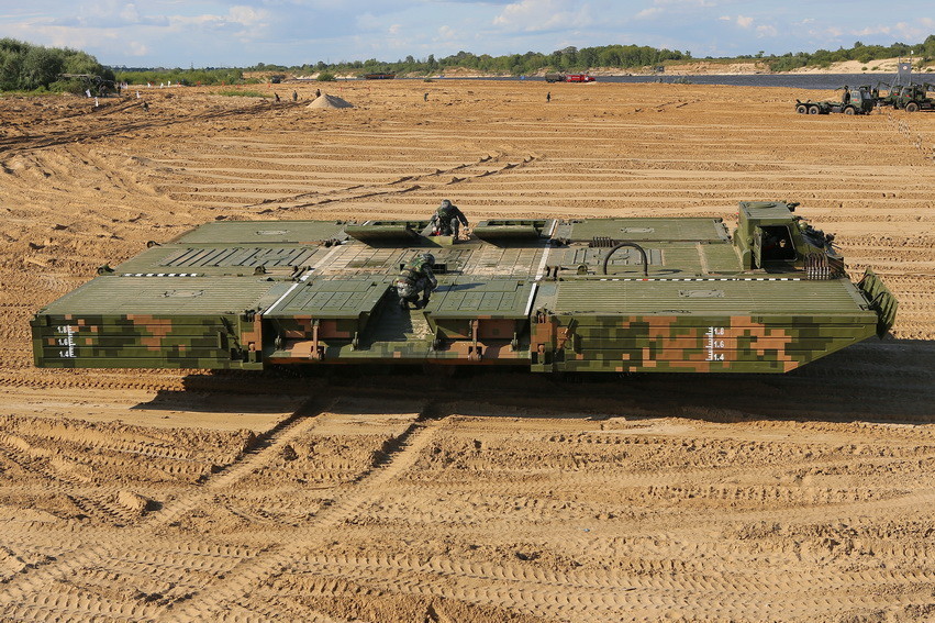 解放军重型舟桥车变形前后对比