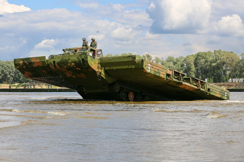 解放军重型舟桥车变形前后对比