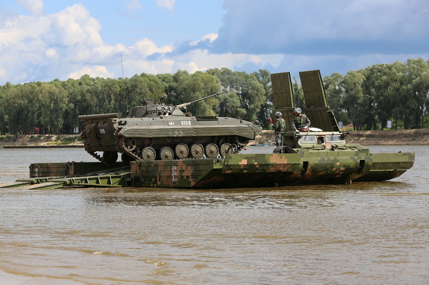 解放军重型舟桥车变形前后对比