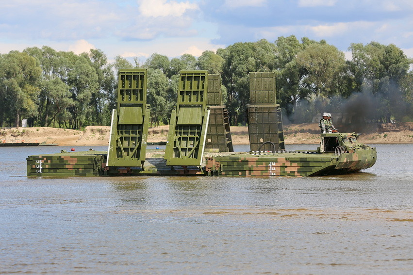 解放军重型舟桥车变形前后对比