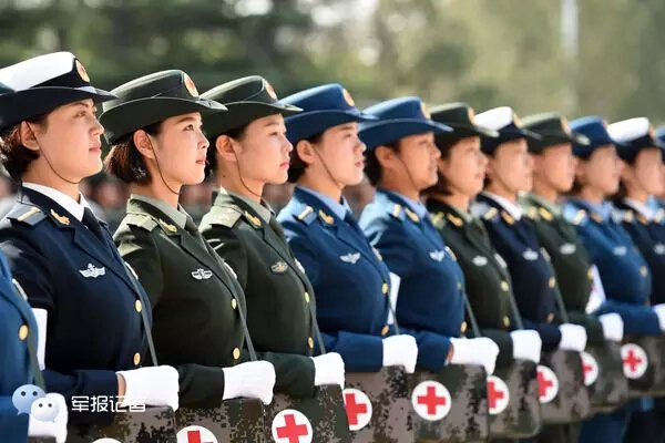 镜头下受阅女医疗兵训练的一天