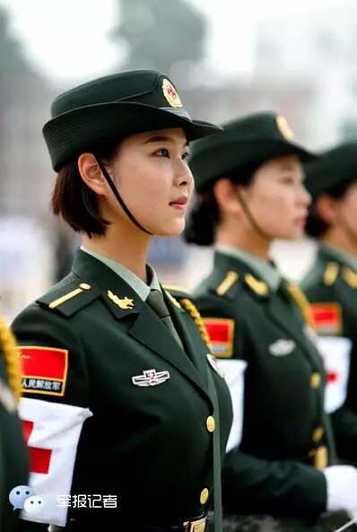 镜头下受阅女医疗兵训练的一天