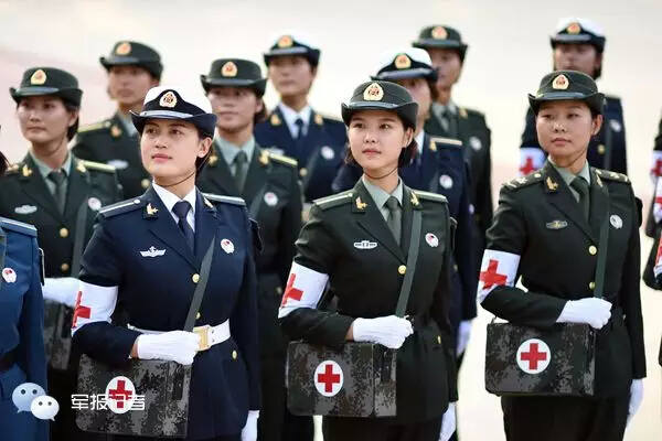 镜头下受阅女医疗兵训练的一天