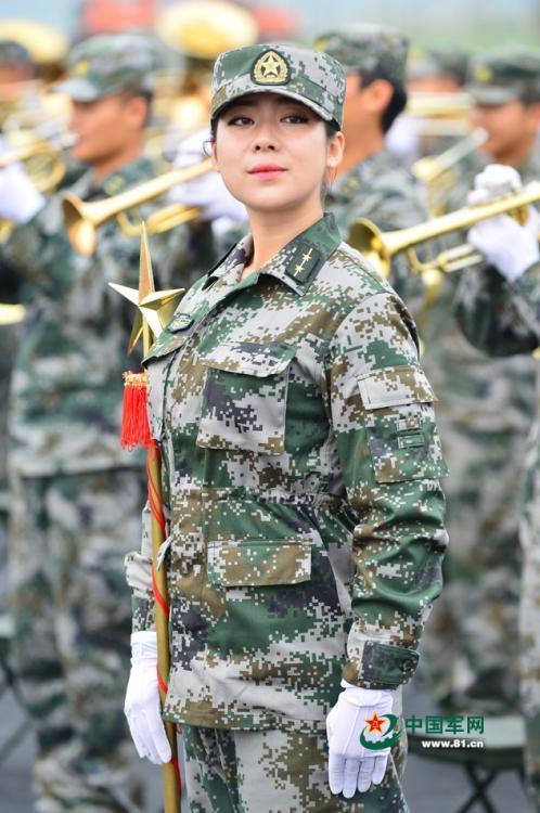 閱兵軍樂團訓練女兵上形體課