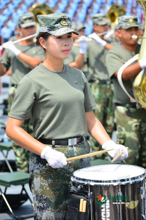 閱兵軍樂團訓練女兵上形體課