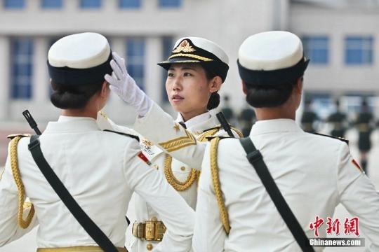 探访受阅三军仪仗队女兵方队持枪训练