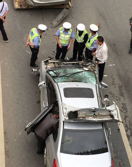 昆明离奇车祸两车追尾铲起前车