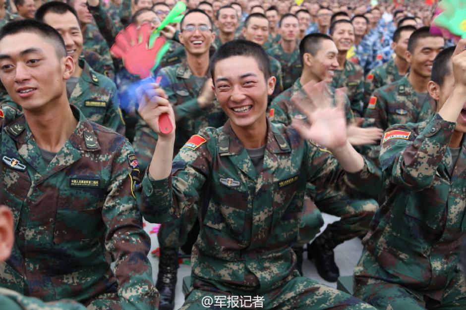 宁泽涛穿军装现身阅兵村慰问