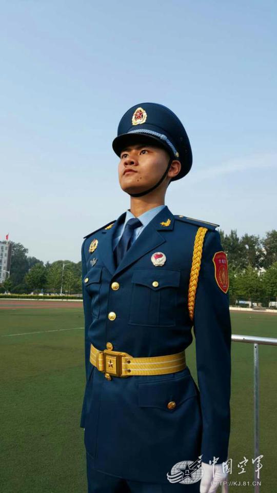 300空军蓝参加阅兵合唱个个晒成小黑人