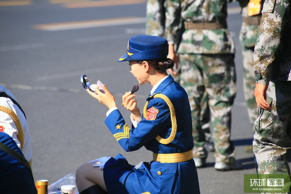 三军仪仗队女兵做最后准备