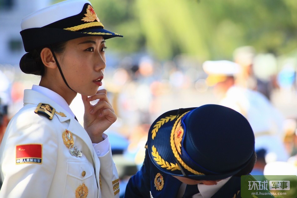 三军仪仗队女兵做最后准备